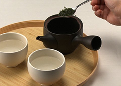 お茶の葉とお湯を急須に入れ約30秒待つ