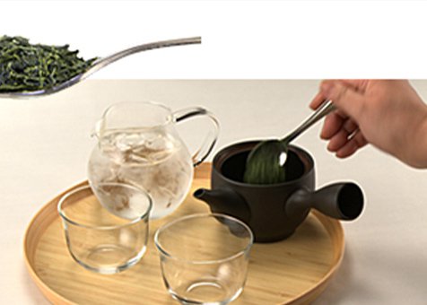 お茶の葉を急須に入れる