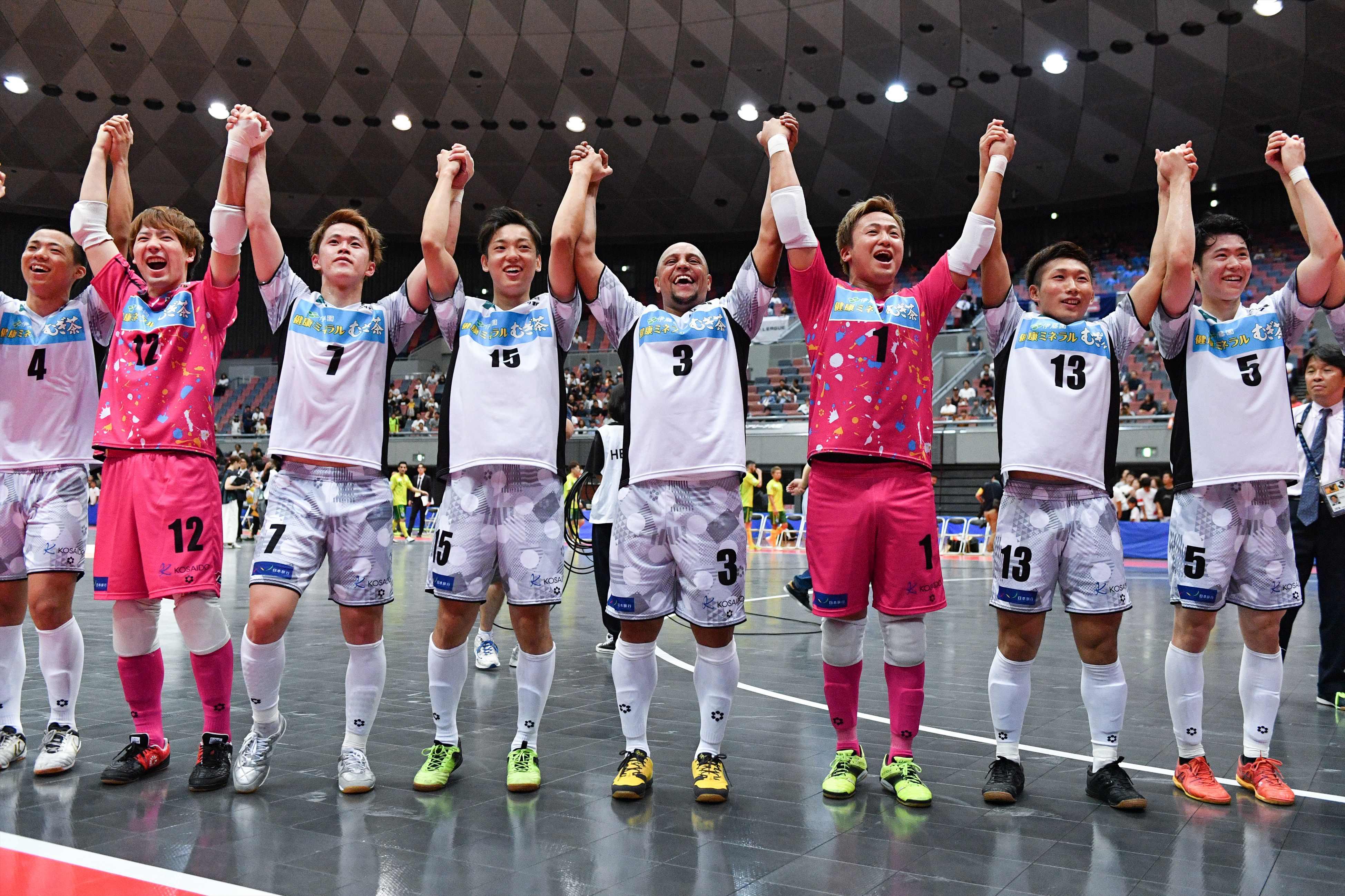 健康ミネラルむぎ茶 が ｆリーグを応援 元サッカーブラジル代表の ロベルト カルロス選手も現役復帰 で会場は盛り上がりました スポーツ 伊藤園 健康ミネラルむぎ茶