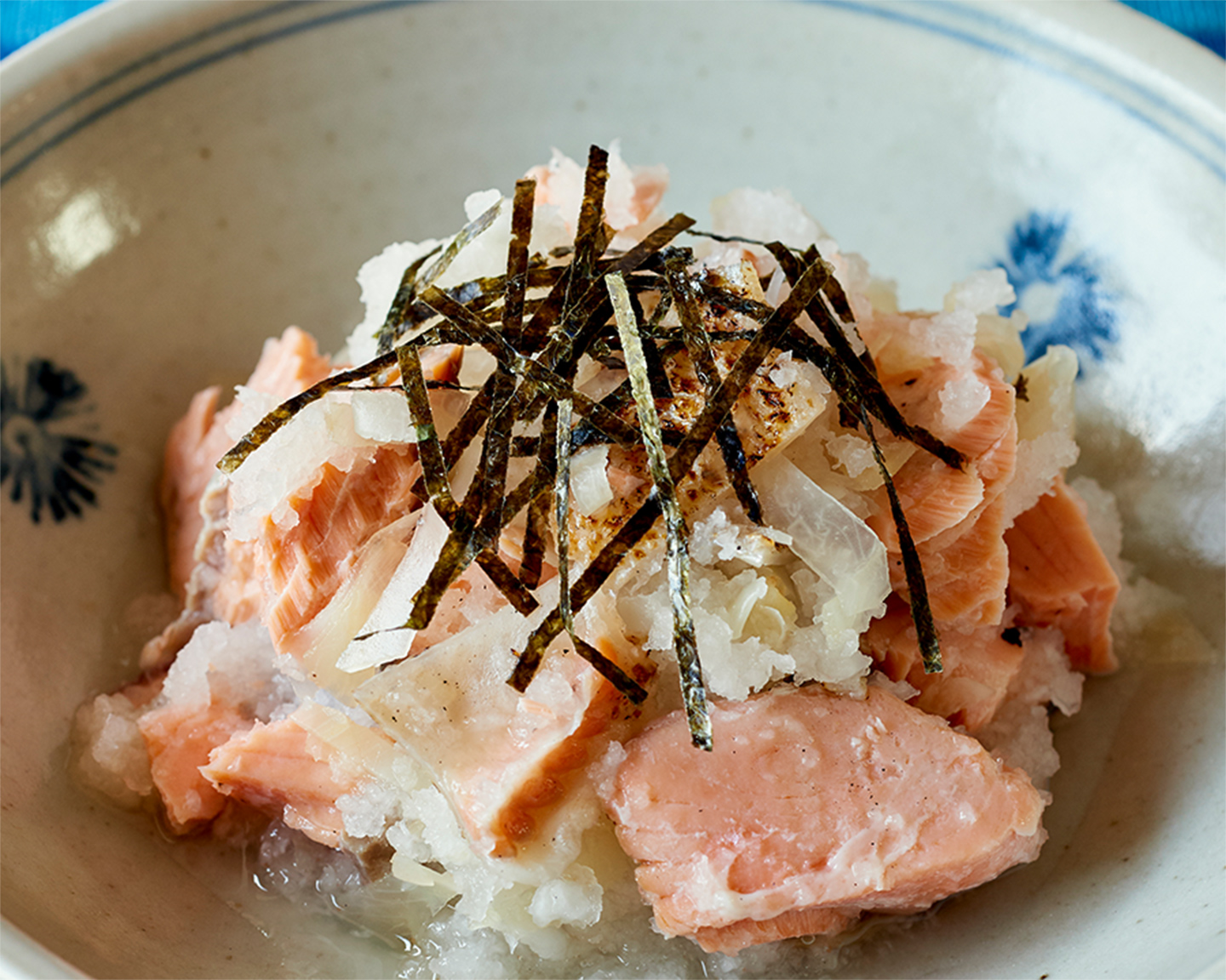 写真：皿に盛付けた焼きさけのみぞれあえ