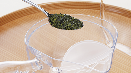 お茶の葉を入れている写真