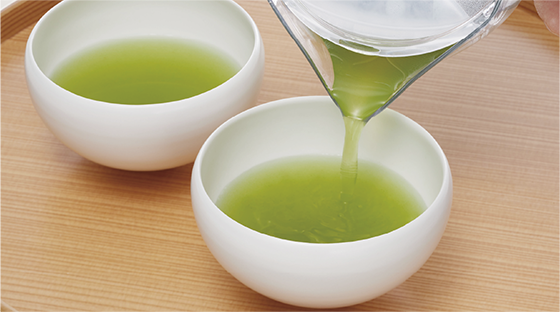 完成したお茶を注いでいる写真