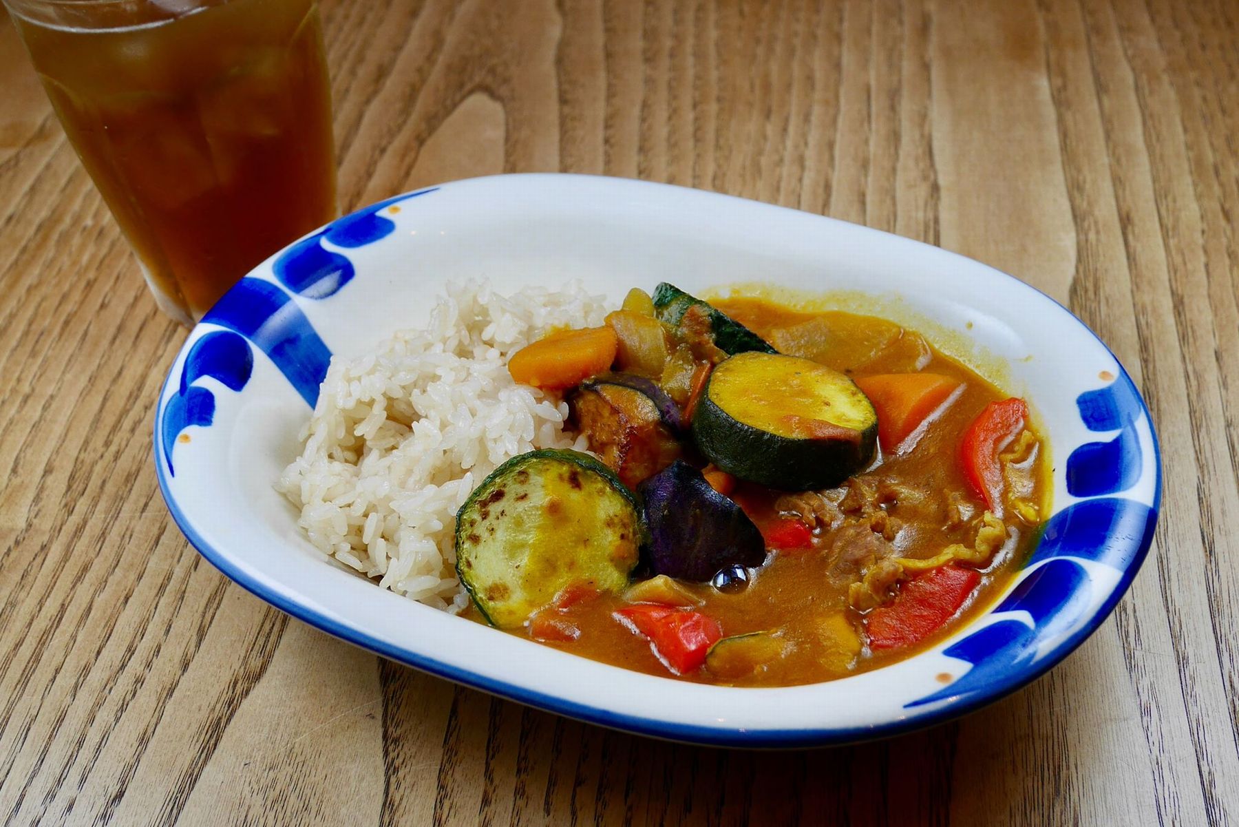 夏野菜カレーと麦茶ごはん